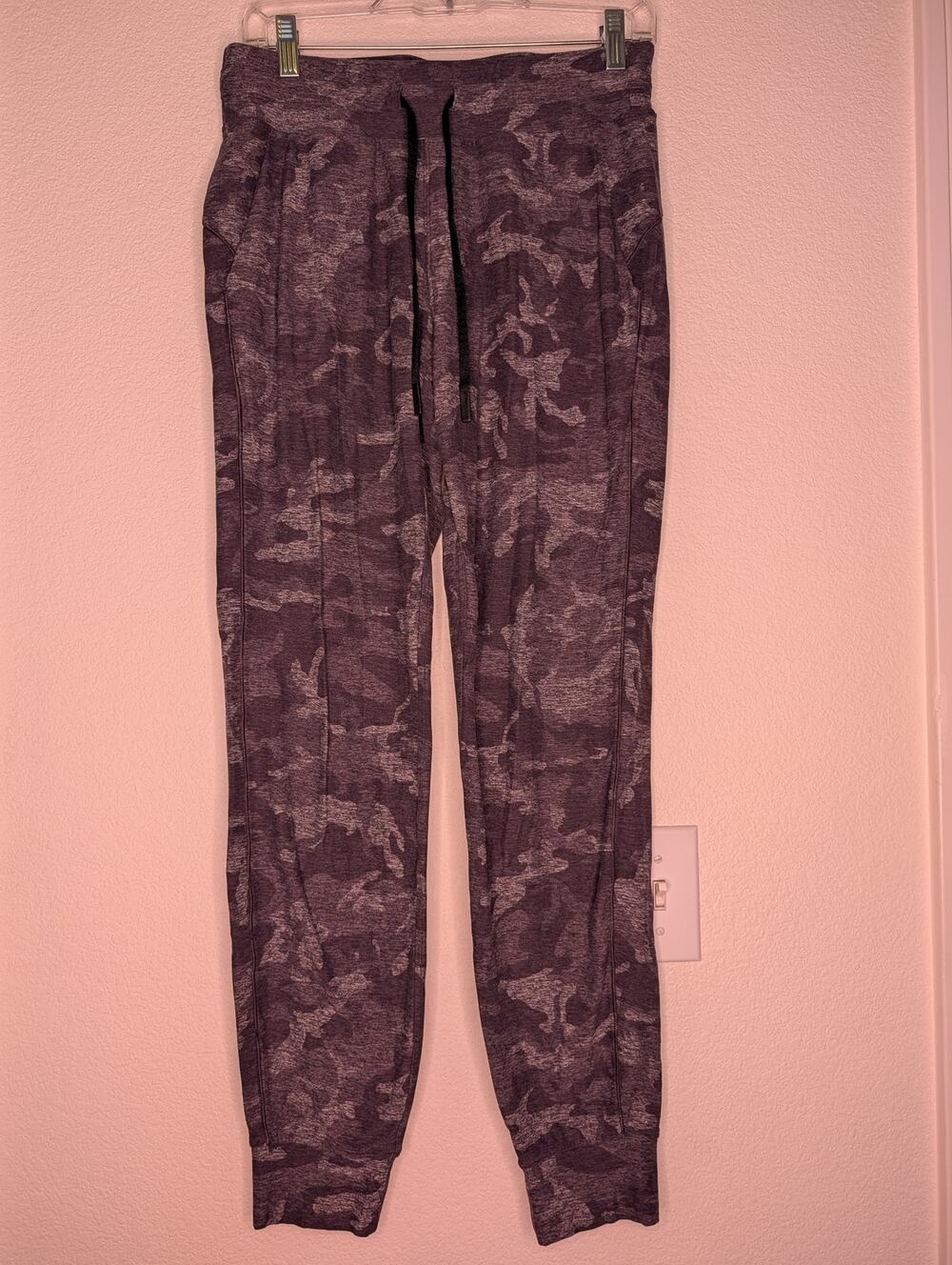 Lululemon Women's Gray Camo Joggers 6 Athleisure Activewear Yoga Jog Hike Travel